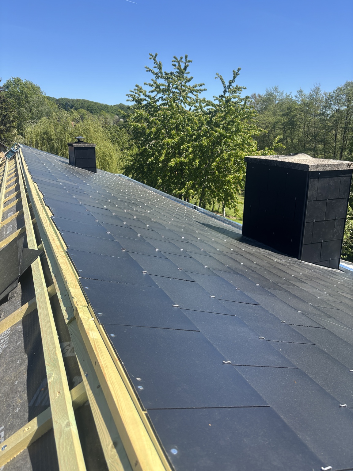 Détail de la couverture et des cheminées — travaux en cours