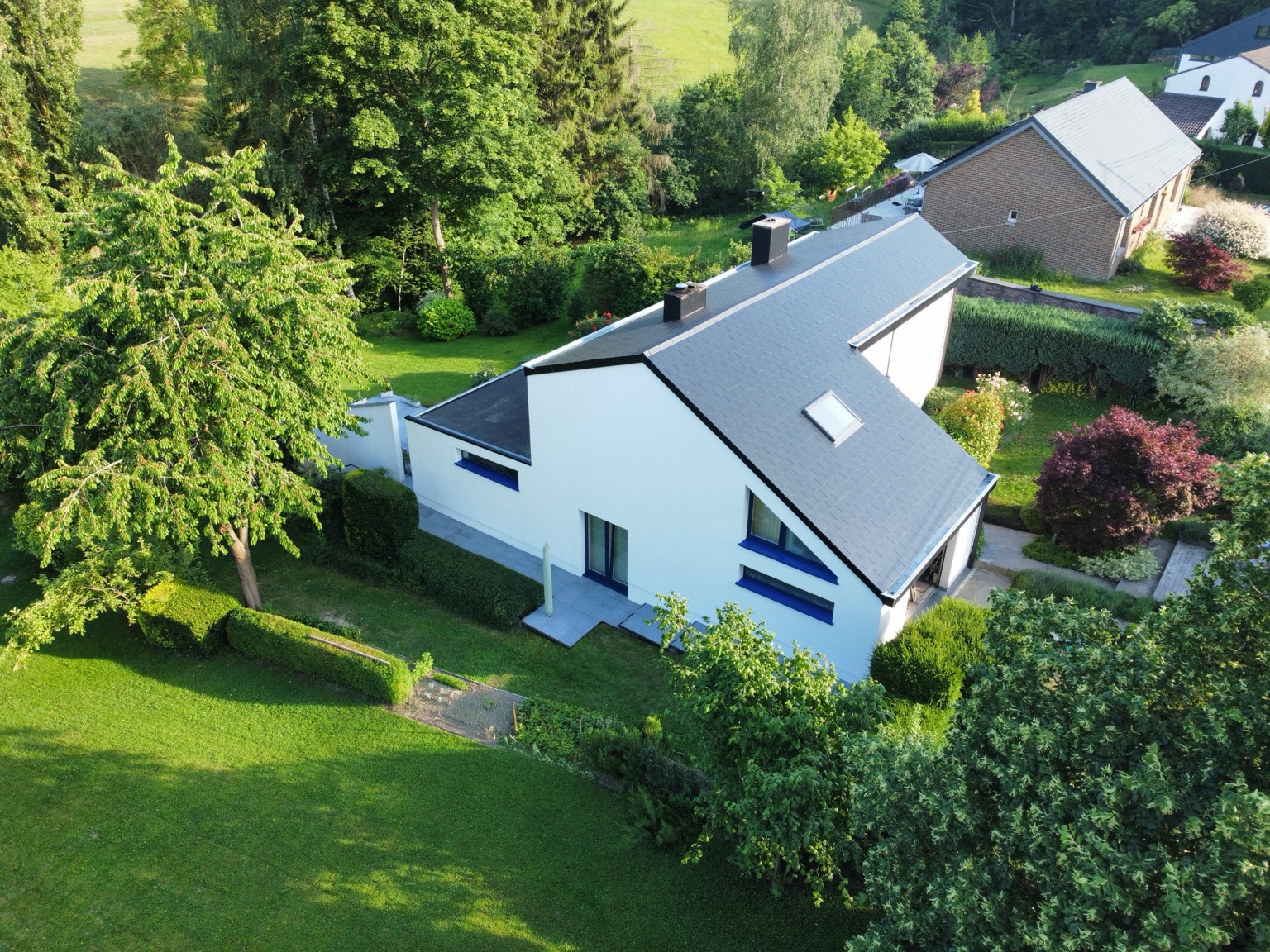 Vue aérienne de trois quarts de la maison et de sa toiture